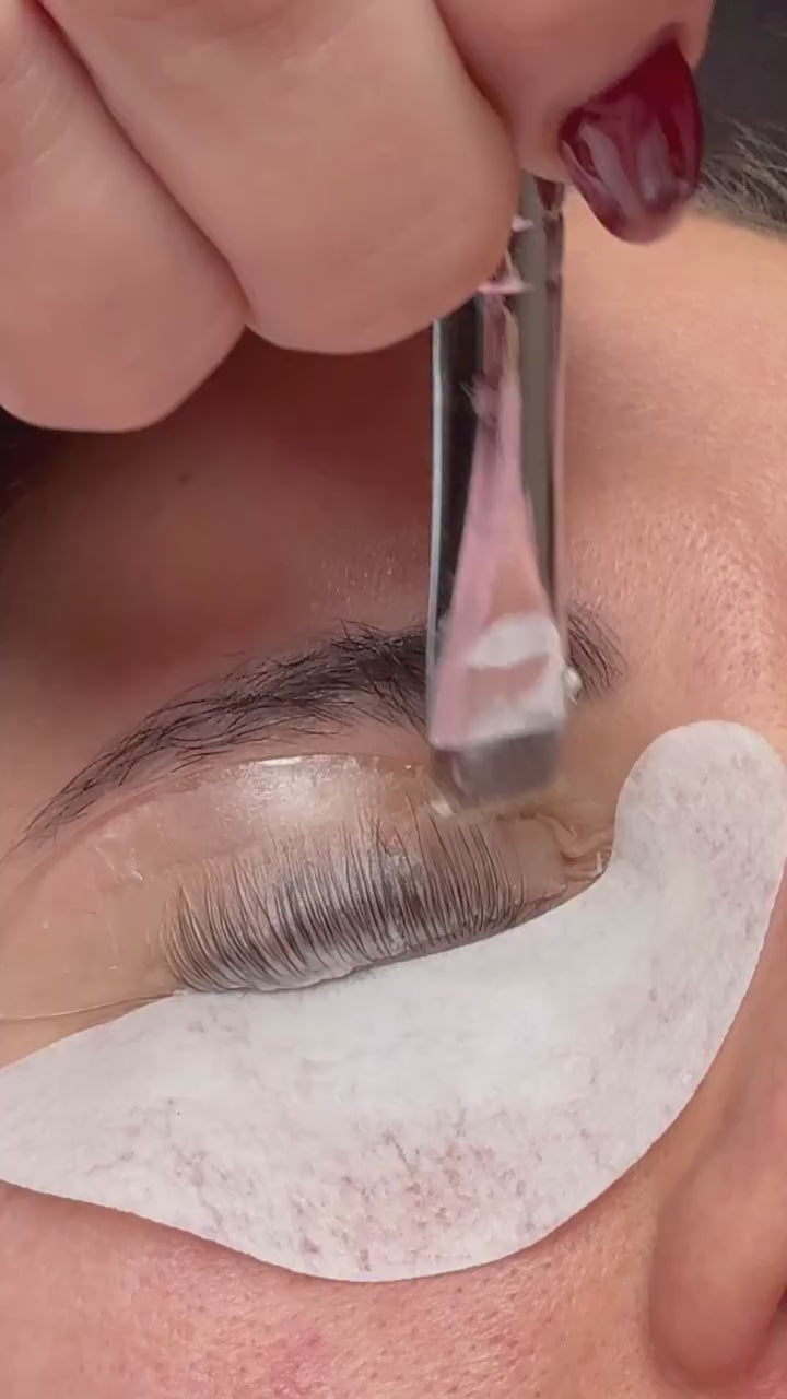 lash lift powder application